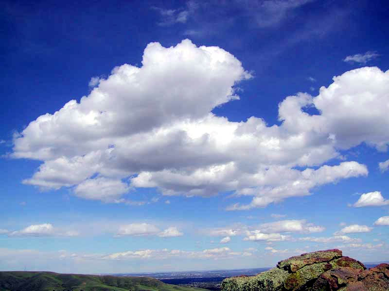 A single cloud can weight more than 1 million pounds.