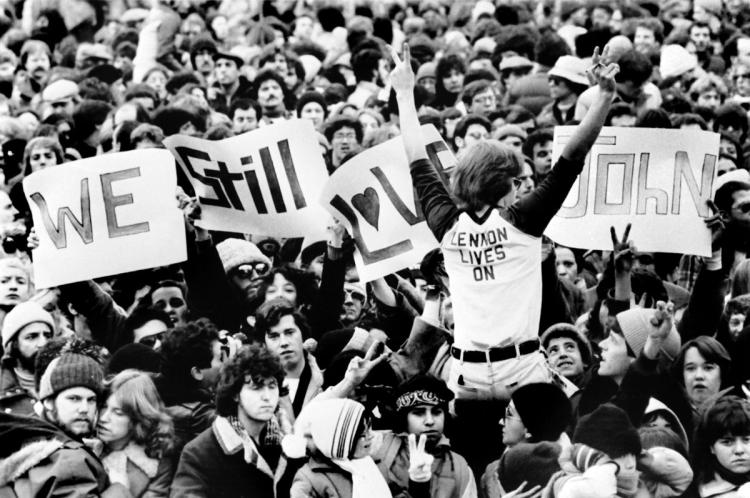 Some of the 50 000 persons express their sentiments to slain former Beatle John Lennon, during a silent vigil for Lennon in Central Park, on December 14, 1980.