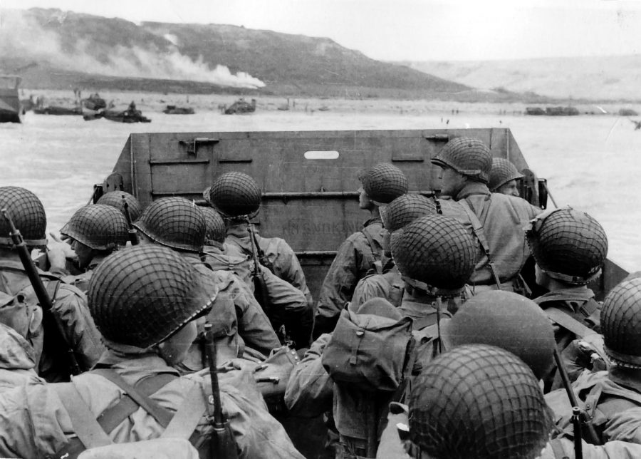 Nearing+the+battle%2C+U.S.+troops+approach+Omaha+beach+in+Normandy+France