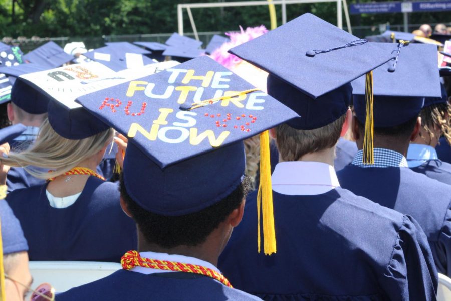 Class+of+2018+personalize+their+graduation+caps.