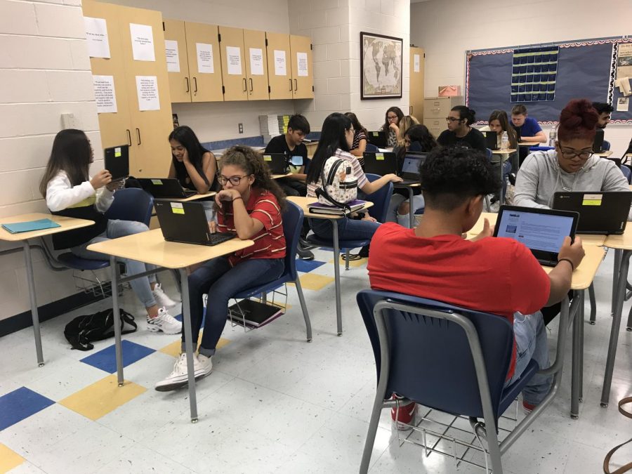 Students+using+their+new+chromebooks.