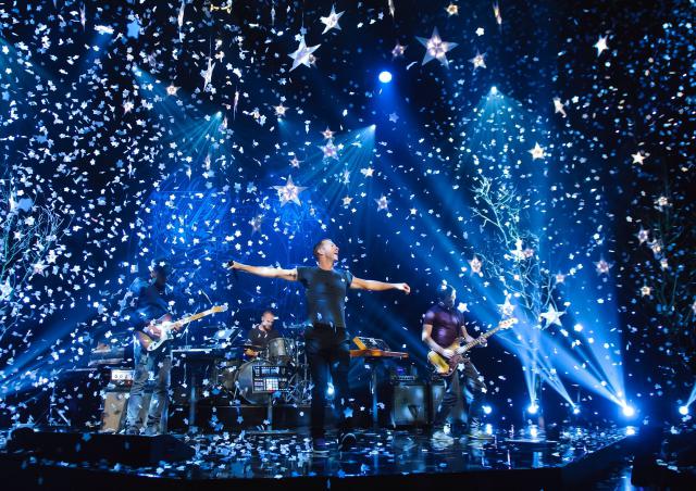 Selling out the arena, Coldplay, sings from their album Mylo Xyloto