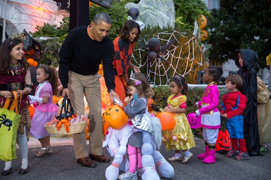 The Obama family talking to some trick-or-treaters.