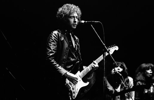 Before winning The Nobel Peace Prize, Bob Dylan, sings at the concert.