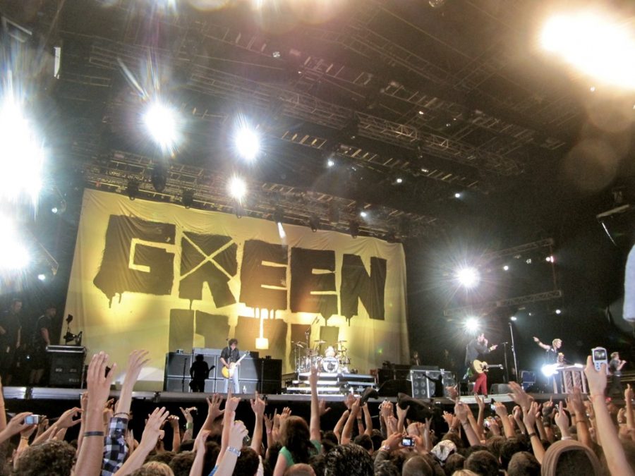 Performing in Venezuela, Green Day sings American Idiot. 
