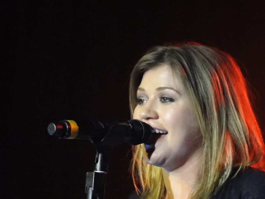 Singing+her+single%2C+Kelly+Clarkson+in+live+on+May+10.+