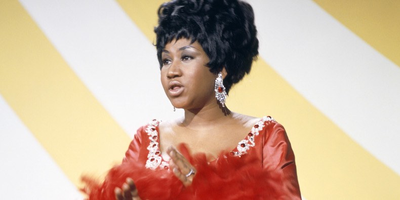 Being honored by her fans, Aretha Franklin walks the red carpet. 