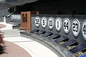 Yankees_retired_numb_monument_park