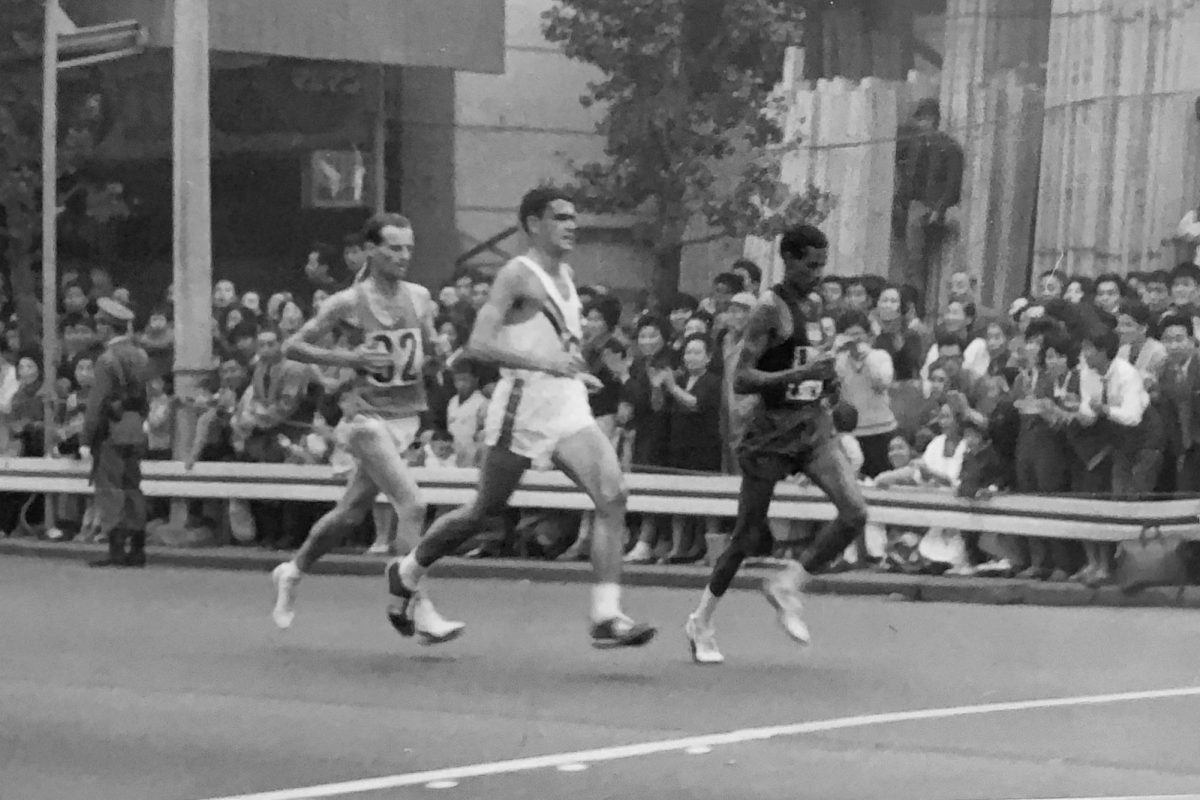 Abebe_Bikira_running_on_the_Koshu_Kaido