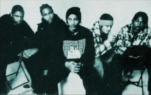 Bone Thugs-n-Harmony poses together