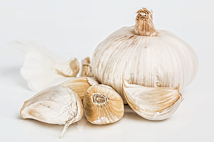 Garlic tend to have a pungent taste and smell.