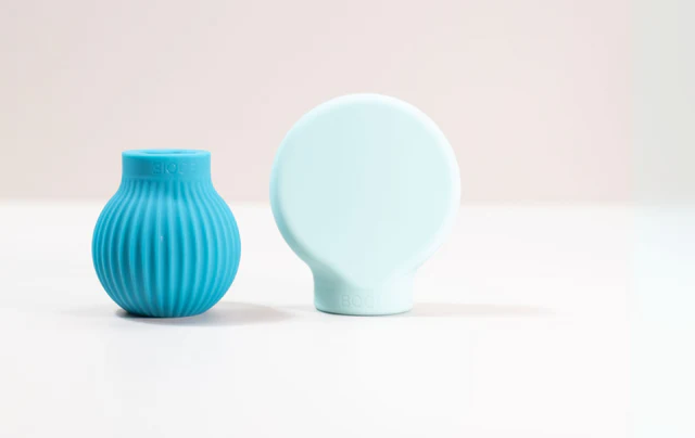 A rounded, ball-like handle with a ripple texture that fits right into the palm. It helps distribute pressure and is ideal for anyone with grip fatigue, shaky hands, or who can only form a partial grip